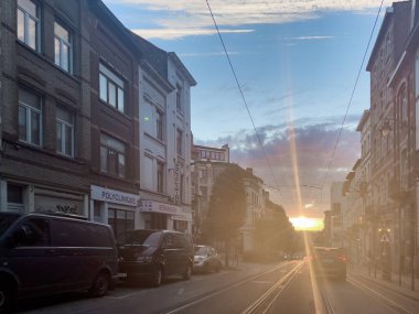 Gün batımında yol ve şehir binaları