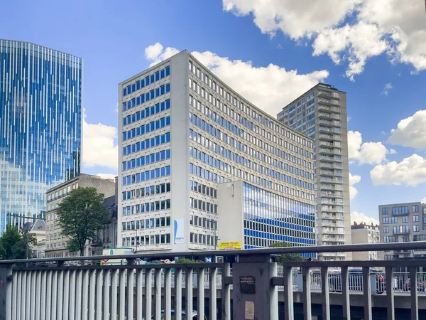 Bruxelles 'de bulutlu bir günde yüksek binalar