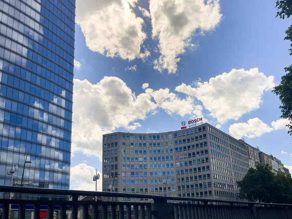 ブルークセルで曇りの日の間に高い建物 — ストック写真