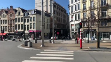 Trafik ışığı yeşile döndükten sonra tanınmayan bir kişi yürür 