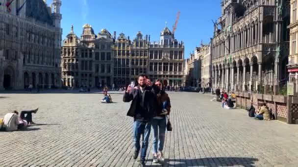 Couple Walking Waving Camera Grand Place Bruxelles — Stock video