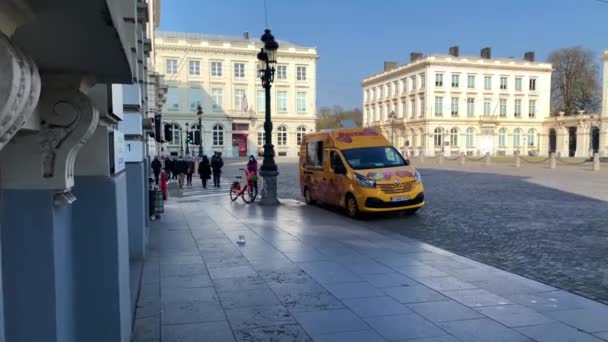 People Walking Ice Cream Car Bruxelles — Stockvideo