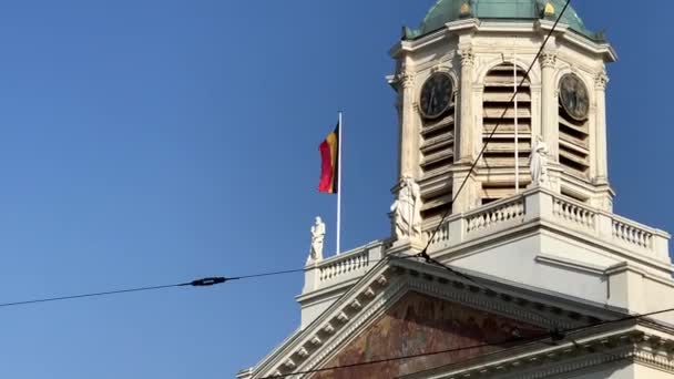 Σημαία Του Βελγίου Που Κυματίζει Στην Κορυφή Του Πύργου Της — Αρχείο Βίντεο