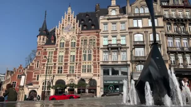 Άνθρωποι Που Συχνάζουν Κοντά Ένα Σιντριβάνι Στις Βρυξέλλες — Αρχείο Βίντεο