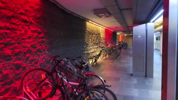 Λίγα Ποδήλατα Κλειδωμένα Μια Σχάρα Ποδηλάτου Στις Βρυξέλλες — Αρχείο Βίντεο