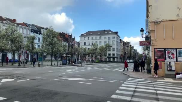 Lidé Přecházející Silnici Bruselu — Stock video