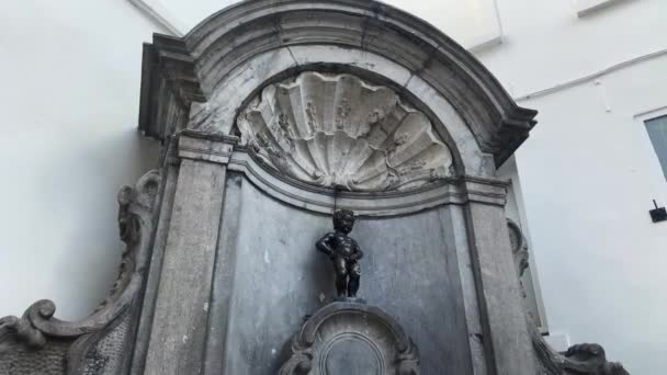 Manneken Piss Statue Bruxelles — стоковое видео