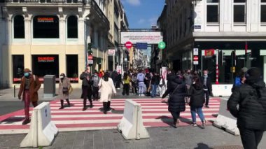 Bruxelles 'de insanlar karşıdan karşıya geçiyor.