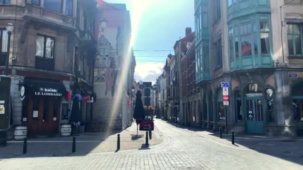 Man Walking Empty Street Bruxelles — Stock video