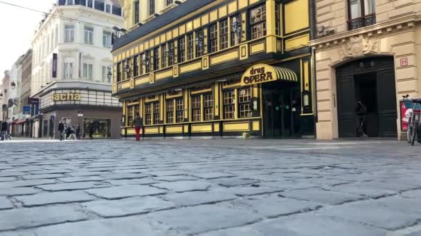 Gente Caminando Por Pub Ópera Drogas Bruxelles — Vídeos de Stock