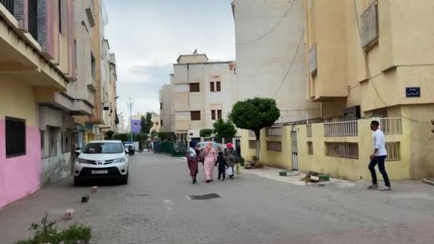 Lidé Procházející Spolu Sousedství Maroka — Stock video