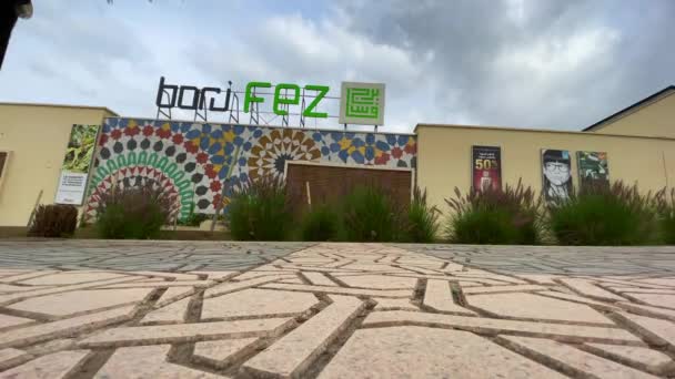 Люди Зависают Рядом Торговым Центром Borj Fez Марокко — стоковое видео