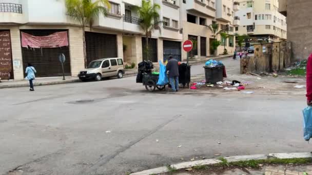 Poor Man Searching Collecting Goods Trash Container Street — Stockvideo