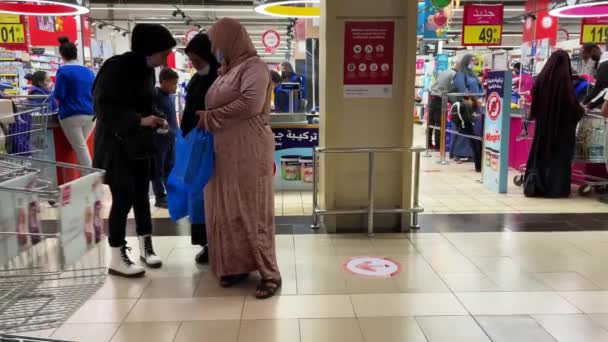 Membre Personnel Pousse Une Rangée Chariots Dans Supermarché — Video