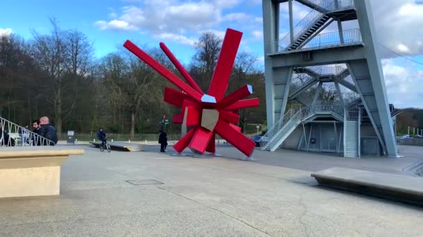 Few People Hanging Out Nearby Atomium Building Bruxelles — Stock Video