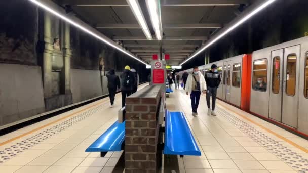 Pasajeros Dirección Salida Estación Metro — Vídeos de Stock