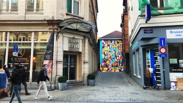 Few People Walking Street Bruxelles — Stock video