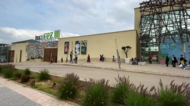 İnsanlar Fas 'taki Borj Fez alışveriş merkezinin yakınlarında takılıyor.