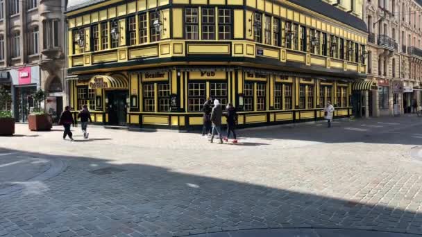 People Walking Drug Opera Pub Bruxelles — Stockvideo