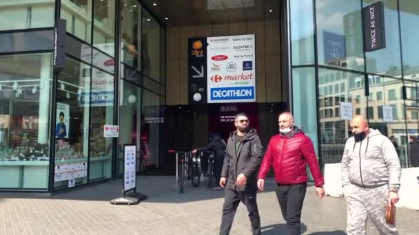 People Passing Shopping Center Bruxelles — Stockvideo
