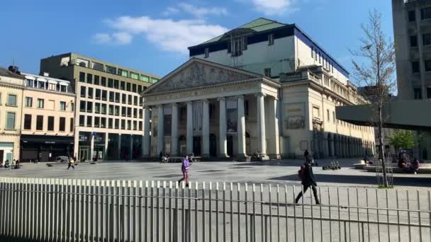 Mensen Hangen Rond Buurt Van Royal Theater Brussel — Stockvideo