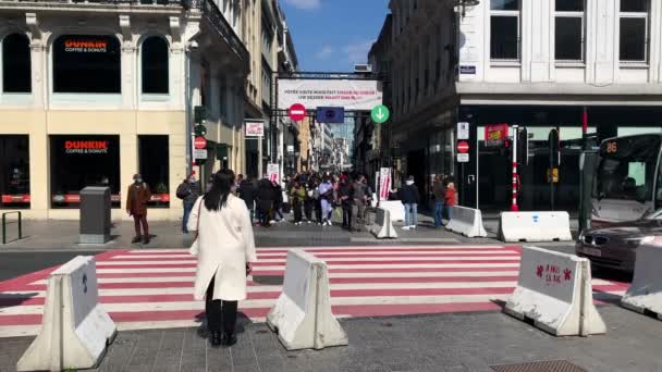 People Waiting Green Traffic Light Cross Road Bruxelles — Stockvideo