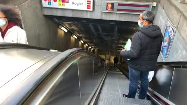 Homem Levando Escada Rolante Até Estação Metrô Bruxelles — Vídeo de Stock