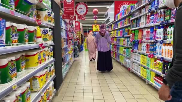 Giovane Uomo Che Seleziona Carta Igienica Nel Mercato Carrefour — Video Stock