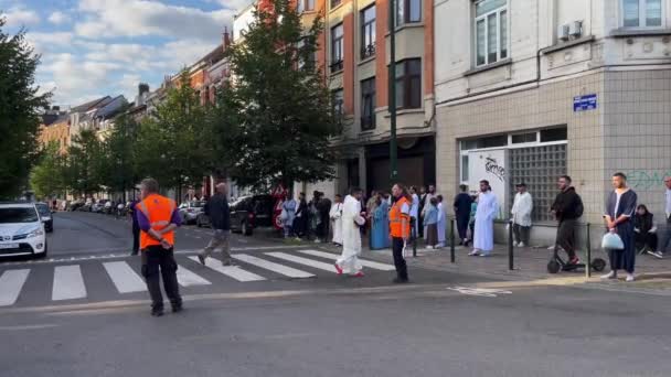 Personas Musulmanas Caminando Por Las Calles Bruxelles Durante Celebración Eid — Vídeos de Stock