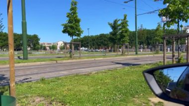 Modern bir arabanın sol tarafındaki tehlikeli ışıklar yanıp sönüyor. 