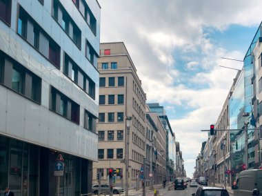 Few cars stopped at the Red traffic light in Bruxelles