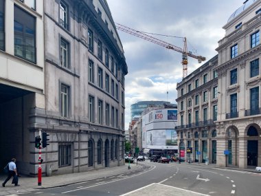 Bruxelles 'deki kırmızı ışıkta çok az araba durdu.