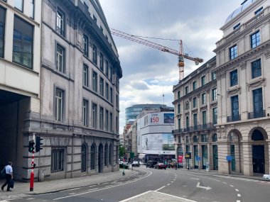 Bruxelles 'deki kırmızı ışıkta çok az araba durdu.