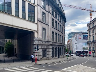 Bruxelles 'deki kırmızı ışıkta çok az araba durdu.