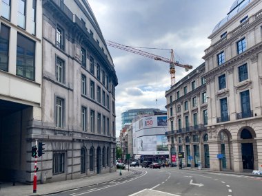 Bruxelles 'deki kırmızı ışıkta çok az araba durdu.