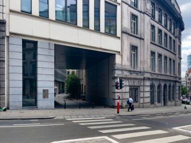 Bruxelles caddesinde yürüyen bir adam