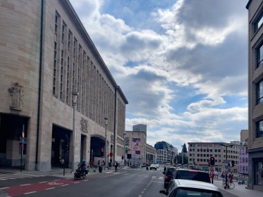 Bruxelles 'deki kırmızı ışıkta çok az araba durdu.