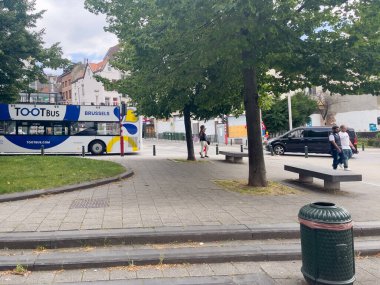 Bruxelles yolundaki elektrikli tur otobüsü.