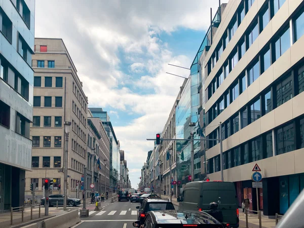 Wenige Autos Roter Ampel Brüssel Gestoppt — Stockfoto