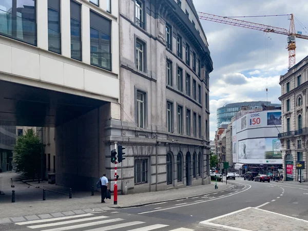 Bruxelles 'deki kırmızı ışıkta çok az araba durdu.