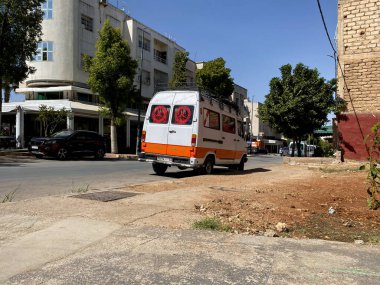 Mercedes 207 kamyonet Fas 'ta yol kenarına park edilmiş.