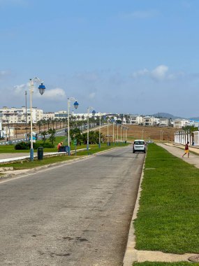 Fas 'ta Akdeniz yakınlarında boş bir yol.
