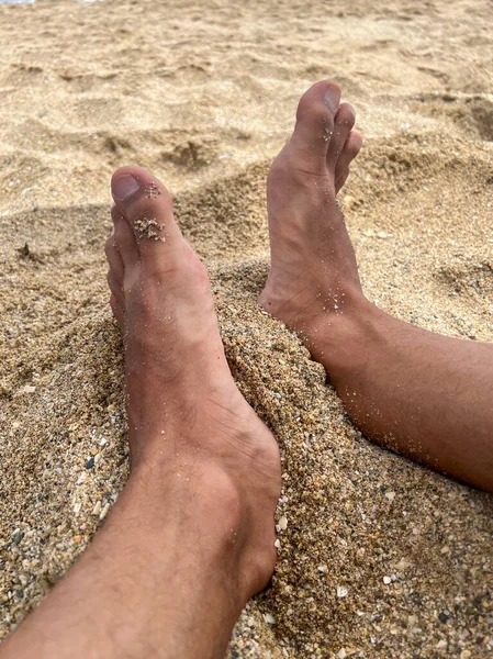 Мужские Ноги Песчаном Пляже — стоковое фото