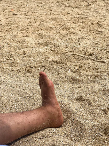 Женская Нога Отдыхает Песчаном Пляже — стоковое фото