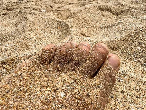 Крупный План Ноги Человека Песчаном Пляже — стоковое фото