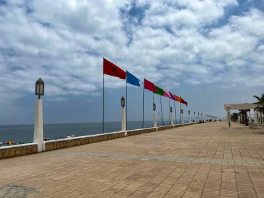 Sahilde dalgalanan bayraklar