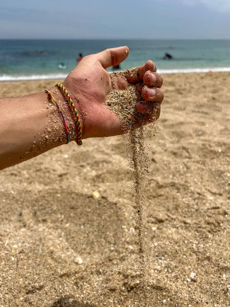 Male Hand Pouring Beach Sand Beach — Fotografia de Stock
