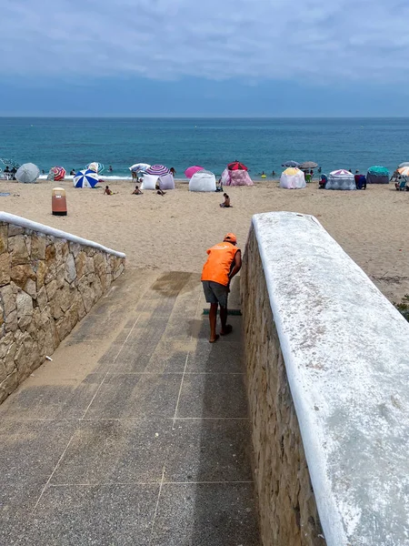 Sprzątaczka Zamiatająca Drogę Plażę Ręcznym Zamiataczem — Zdjęcie stockowe