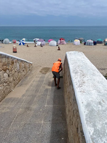 Cleaning Man Sweeping Pathway Beach Manual Sweeper — Φωτογραφία Αρχείου