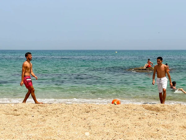 Two Male Friends Playing Football Beach — Stok fotoğraf